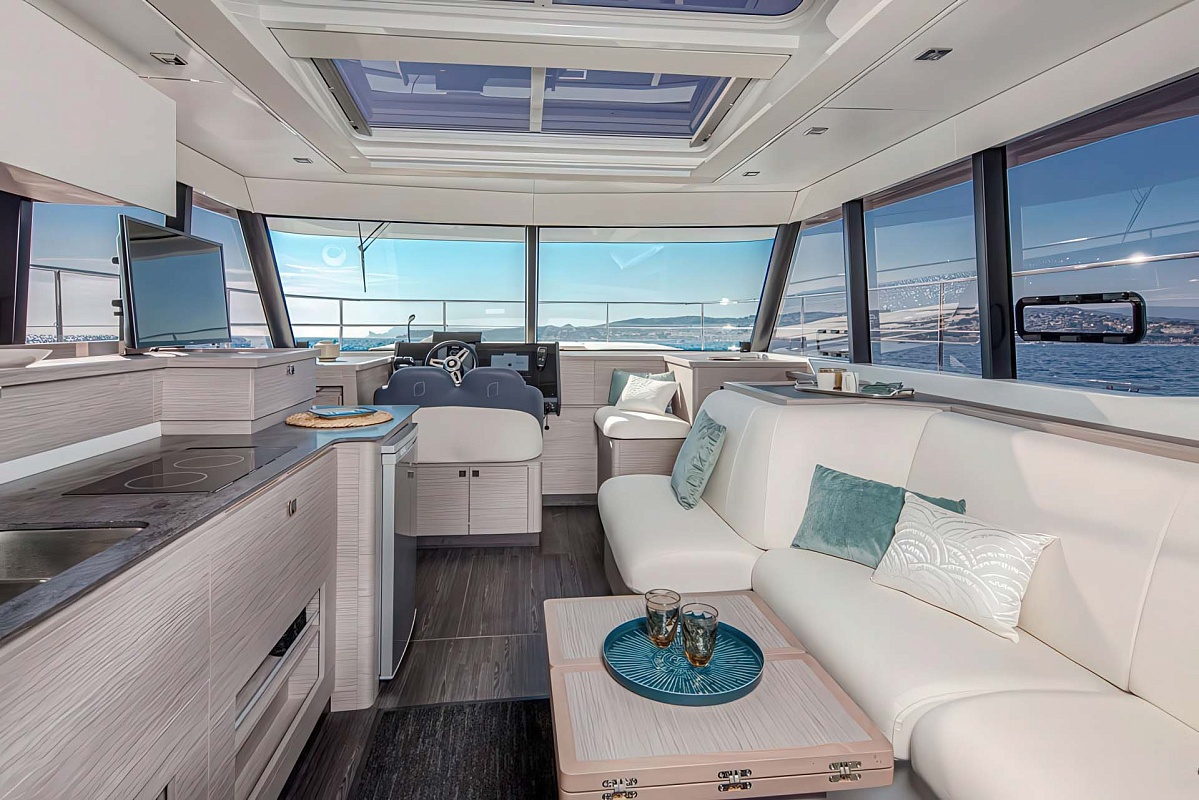Аренда моторного катамарана Fountaine Pajot 40 на Пхукете - камбуз в салоне